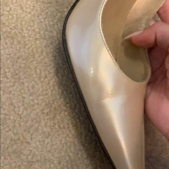 Stuart Weitzman gold closed - toe small heels - Picture 4 of 5